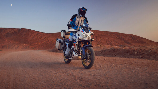 Figurant vo vintage oblečení Honda s mikinou s kapucňou na motocykli