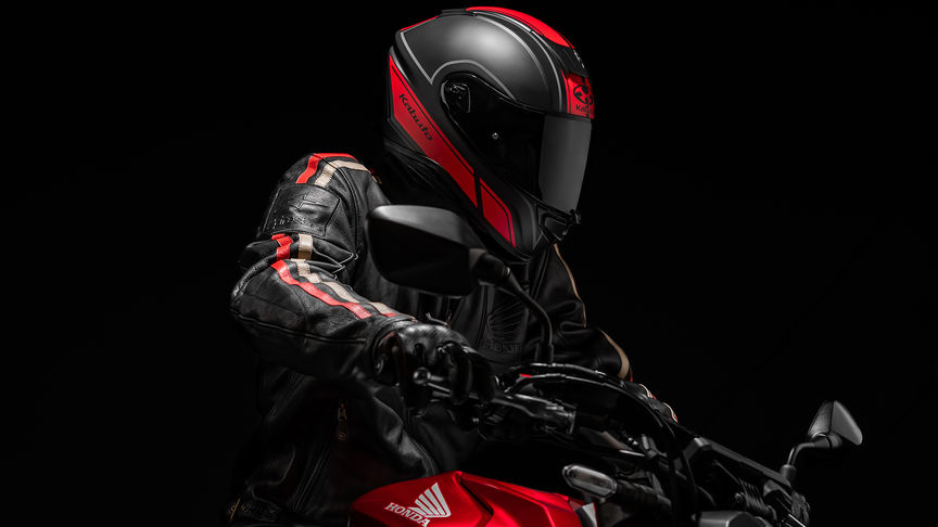Prilba Honda Kabuto, Aeroblade V, prevedenie Smart Flat Black Red, z pravej strany, na hlave motocyklistu