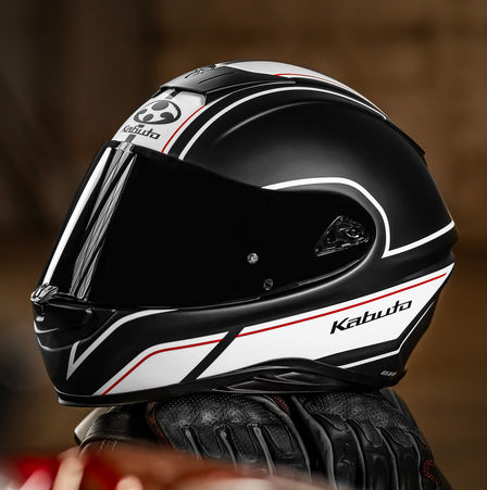 Prilba Honda Kabuto, Aeroblade V, prevedenie Smart Flat Black White, ľavý bočný pohľad, položená na sedle motocykla