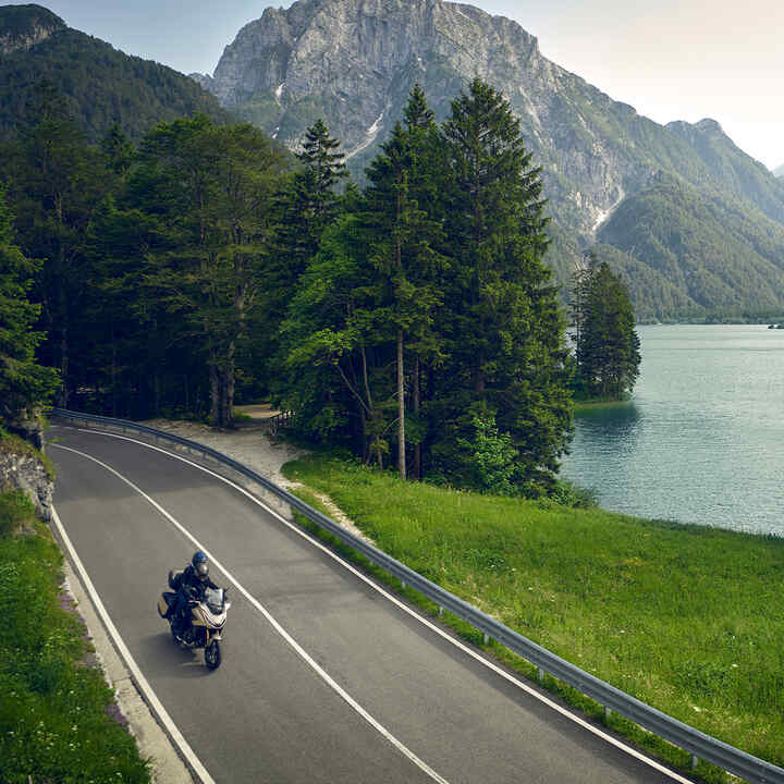 Trojštvrťový záber spredu na motocykel NT1100 na rok 2025 na lesnej ceste