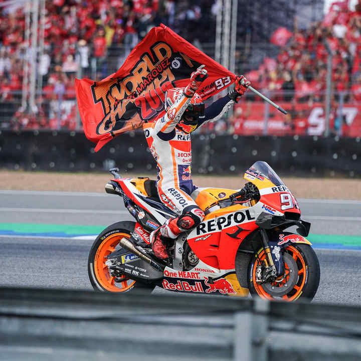 Jazdec Honda v pretekoch MotoGP Marc Marquez oslavuje víťazstvo na stroji Fireblade.