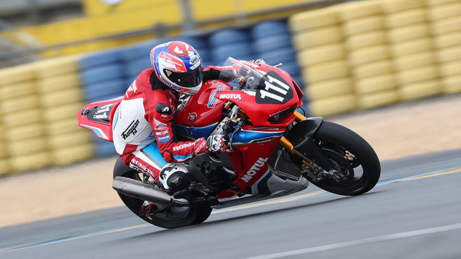 Pohľad spredu na natočený model Honda Fireblade na pretekoch EWC.