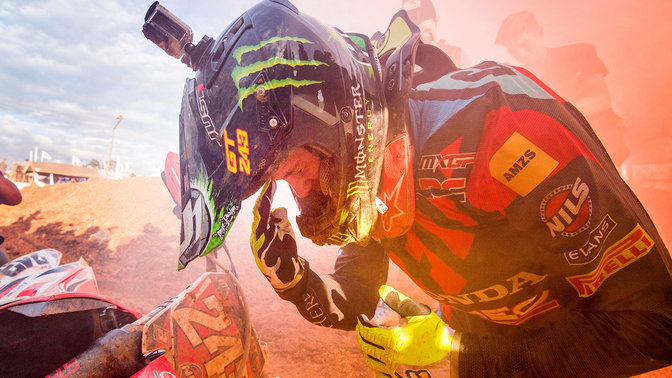 Jazdec tímu Honda na pretekoch MXGP počas jazdy v piesočnej búrke.
