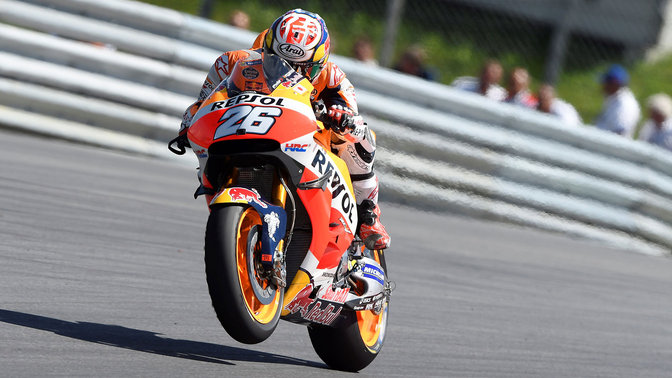 Pohľad spredu na natočený model Honda Fireblade na pretekoch MotoGP.