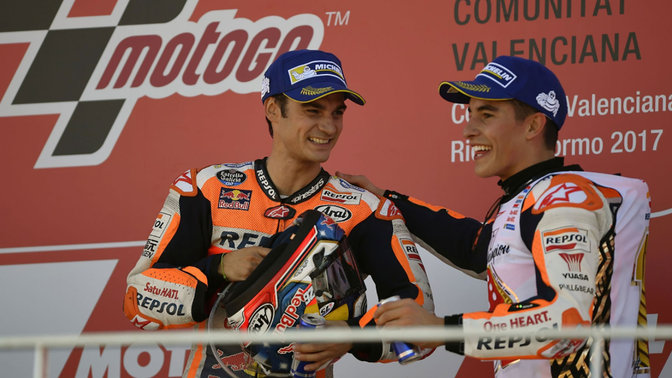 Dvaja jazdci na motocykloch Honda MotoGP oslavujúci víťazstvo.