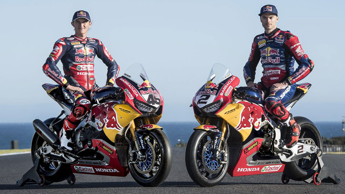 Dvaja jazdci spoločnosti Honda na pretekoch WSBK na motocykloch Honda Fireblade.