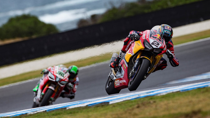 Pohľad spredu na natočený model Honda WSBK počas pretekov.