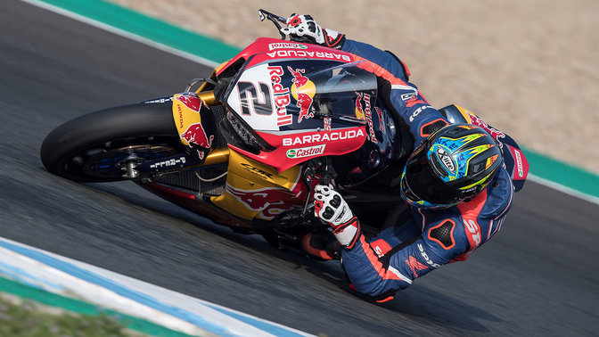 Pohľad spredu na natočený model Honda Fireblade na pretekoch WSBK.