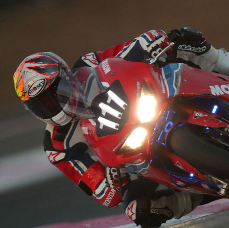 Priblížený pohľad na motocykel Honda EWC na pretekárskej dráhe.