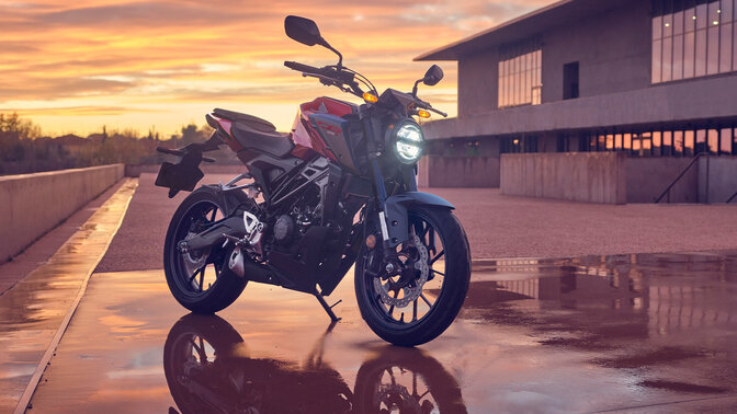 Model PXC125 v meste so spolujazdcom