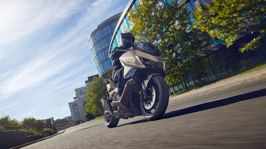 Predný trojštvrťový dynamický záber Forza 750 