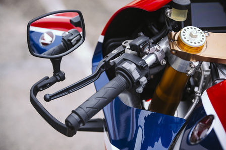 Predn&yacute; detail modelu RC213V-S zboku s pohľadom na zrkadlo a riadidl&aacute;