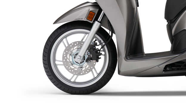 Honda SH350i – 16-palcové predné a zadné koleso, vysoko kvalitné zavesenie a brzdy so systémom ABS