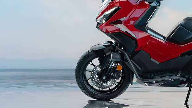 Detailný záber na zadné koleso Honda ADV350.