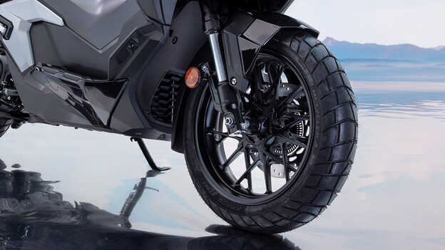 Detailný záber na predné koleso Honda ADV350. 