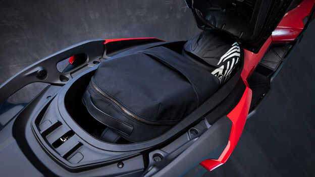 Detailný záber na odkladací priestor Honda ADV350.