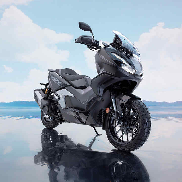 Trojštvrťový pohľad spredu na model ADV350 Special Edition na pobreží.