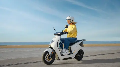 Honda EM1 e: akčný záber vedľa pláže