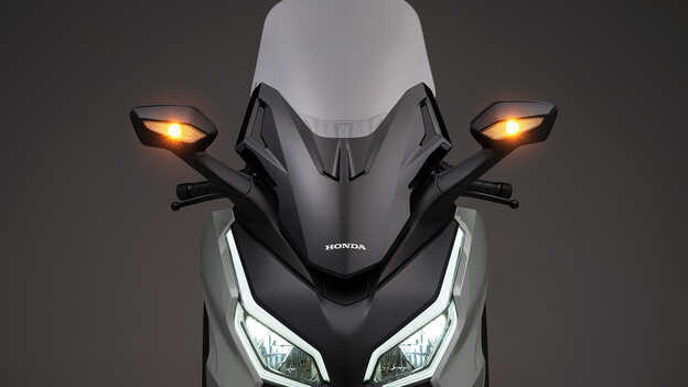 Honda Forza 125 – svetlá LED a čelný štít.