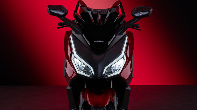 Honda Forza 350 na mieste s figurantom