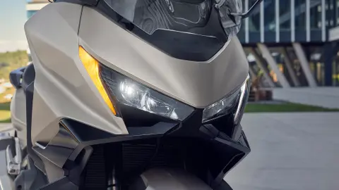 Detail jasného osvetlenia motocykla Forza 750