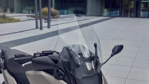 Detail elektricky ovládaného štítu motocykla Forza 750