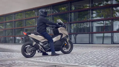 Motocykel Forza 750 zaparkovaný na ulici.