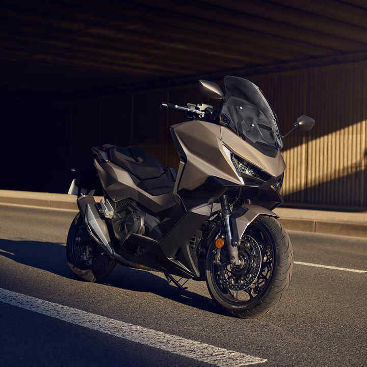 Motocykel Forza 750 zaparkovaný na ceste.