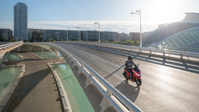Model Honda PCX125 jazdiaci v mestskom prostredí.