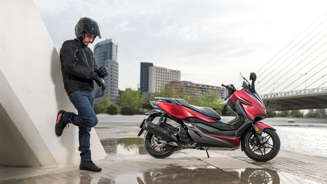 Model Honda Forza zaparkovaný v mestskom prostredí.