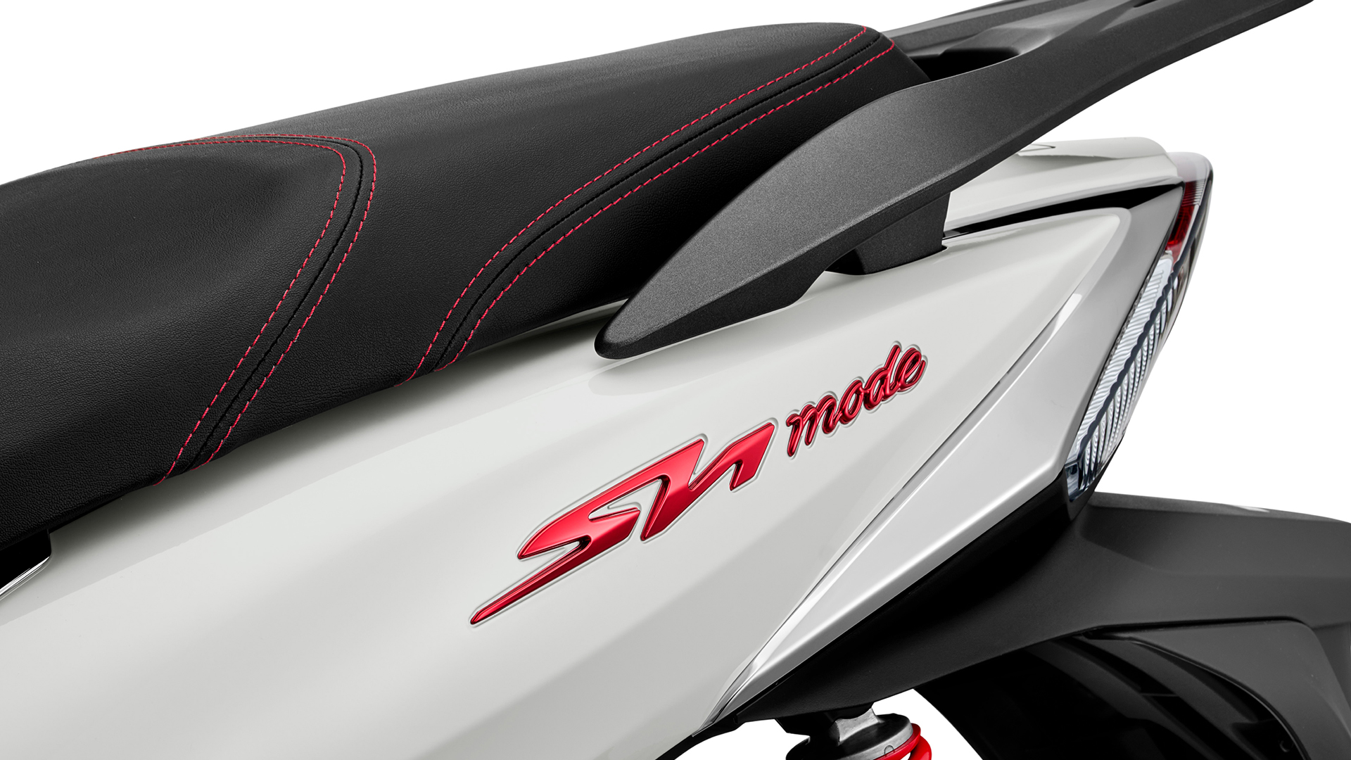 Trojštvrťový pohľad zozadu na model SH Mode 125 s rámom v zábere