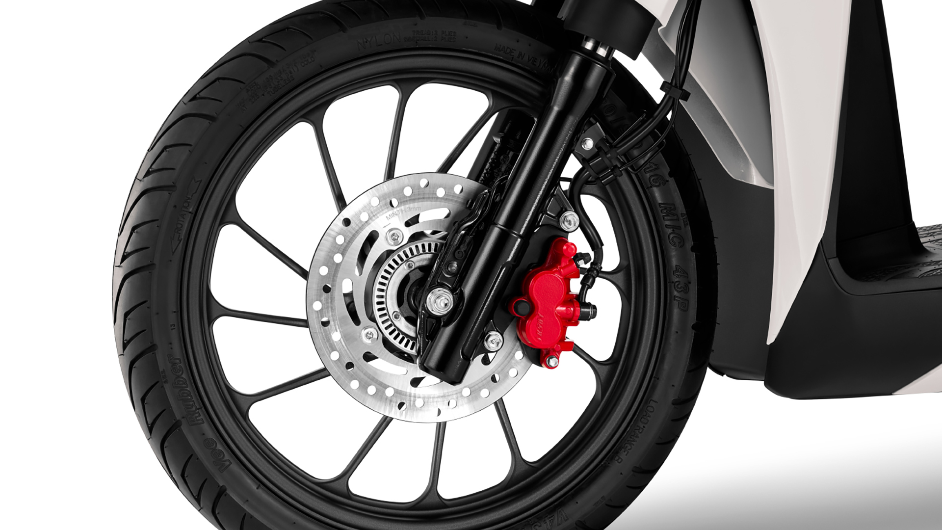 Trojštvrťový pohľad zozadu na model SH Mode 125 s rámom v zábere