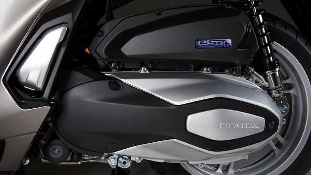 Honda SH350i – Výkonnejší kvapalinou chladený štvorventilový motor SOHC