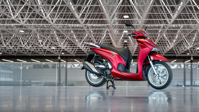 Honda SH350i, záber na zaparkovaný stroj z pravej strany, červený motocykel