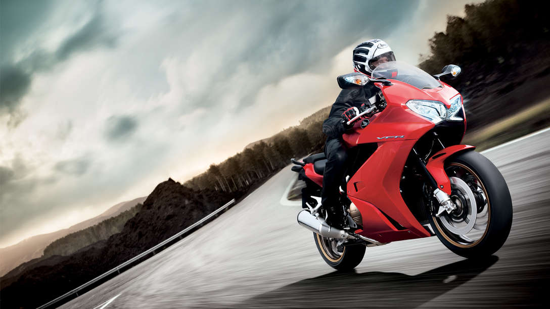 Honda – VFR800F – Tourer – exteriér – Victory Red – v pohybe