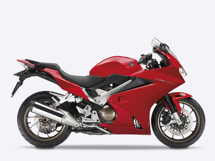 Honda – VFR800F – Tourer – štúdiový záber – Victory Red – zboku