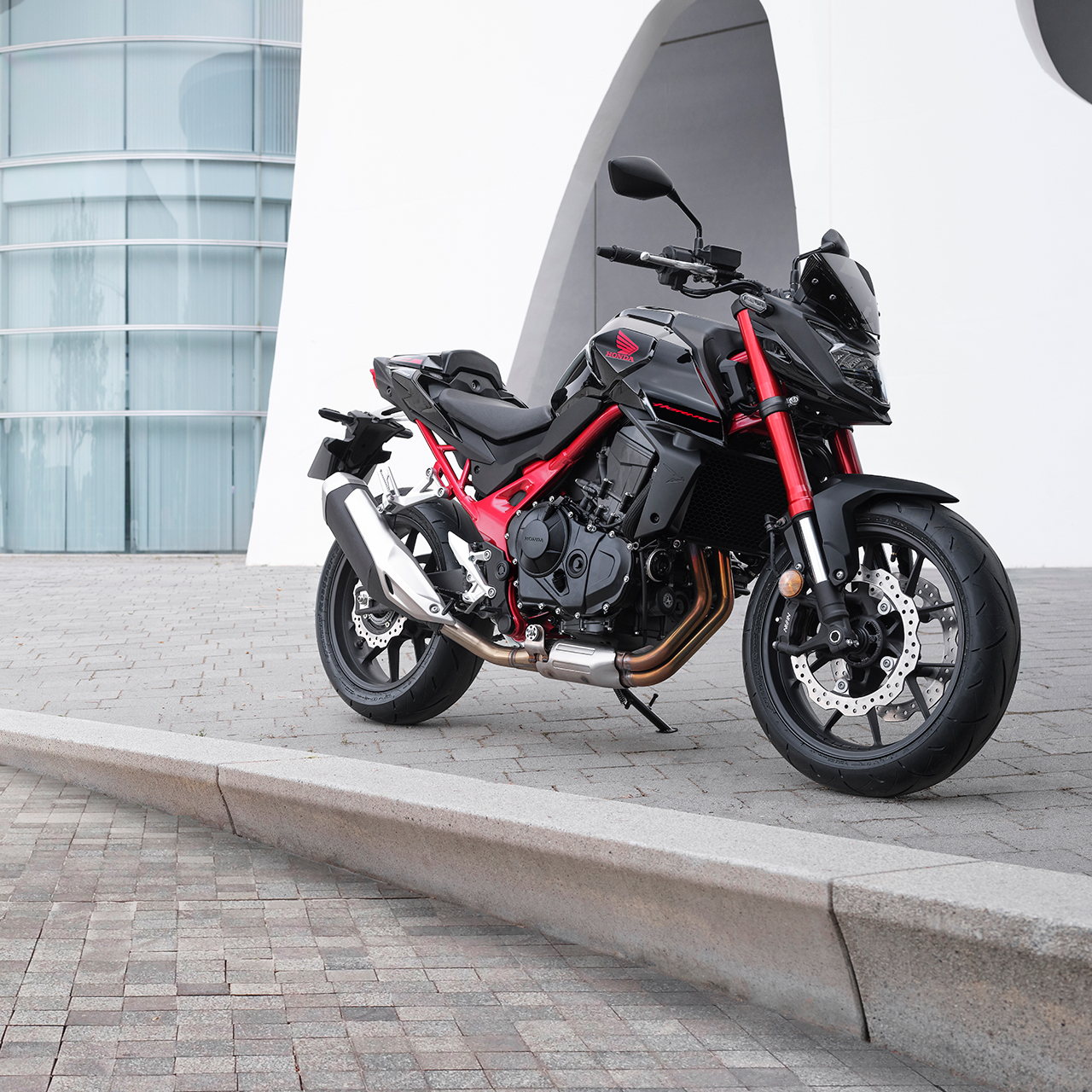 Honda CB750 Hornet na mieste s figurantom