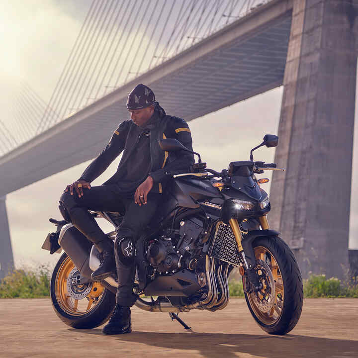 Motocykel pred mostom