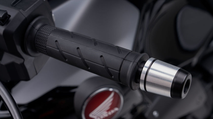 Predný trojštvrťový pohľad na motocykel Honda CB1000R s príslušenstvom.