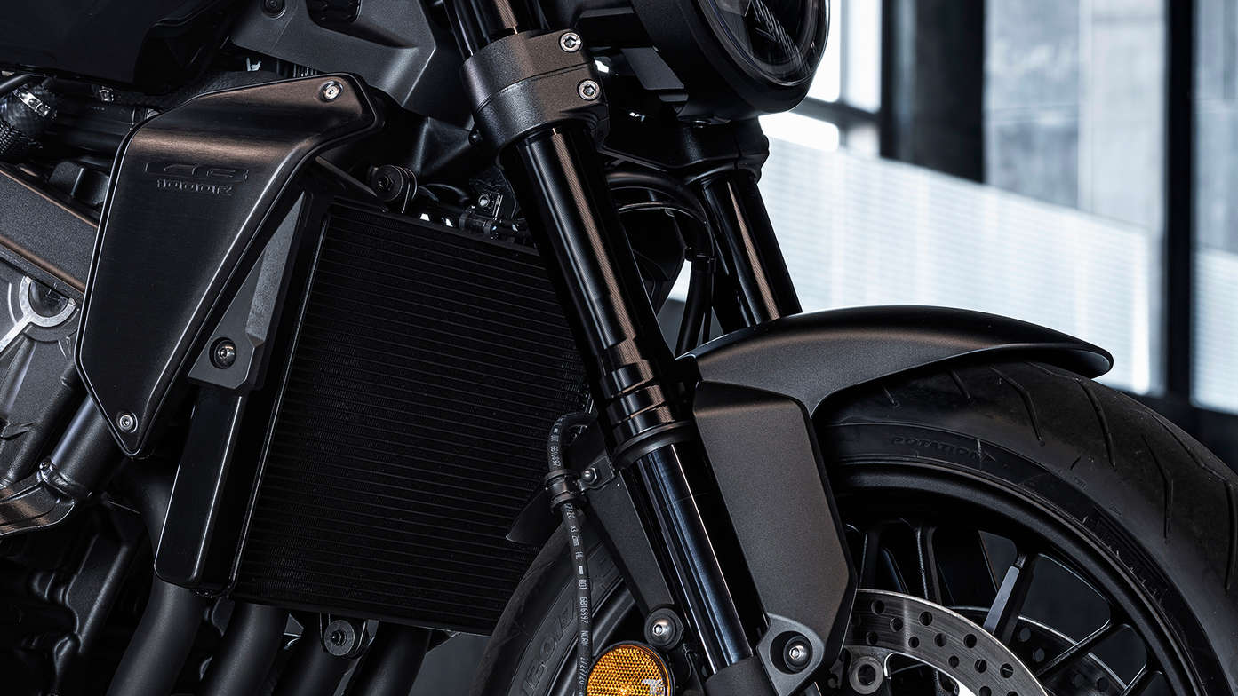 CB1000R Black Edition, úplne čierne zavesenie predných kolies