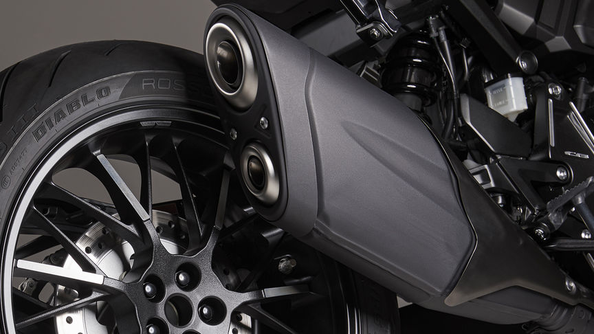 Honda CB1000R Black Edition, výfuk v čiernom prevedení