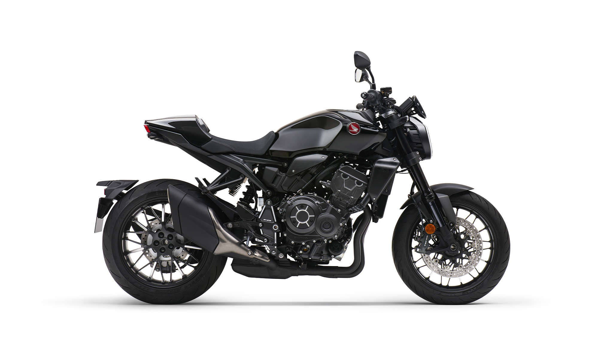 Honda CB1000R Black Edition, pravá strana, štúdiový záber, čierny motocykel