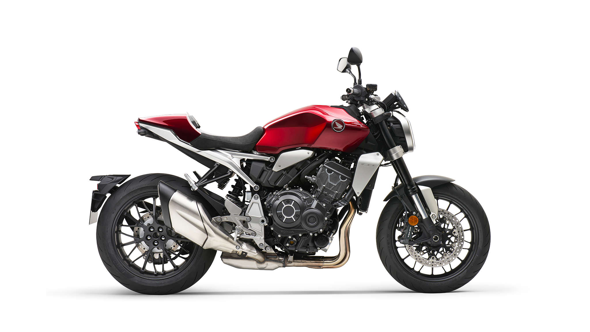 Honda CB1000R, pravá strana, štúdiový záber, červený motocykel