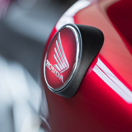 Honda CB1000R, detailný záber na červené logo 
