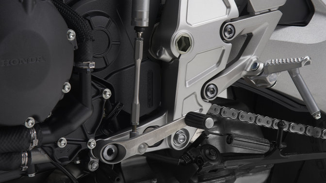 CB1000R, NASTAVITEĽNÝ SYSTÉM QUICK SHIFTER