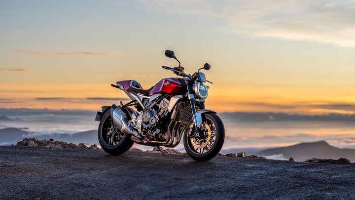 Honda CB1000R, predný trojštvrťový záber z pravej strany, stroj zaparkovaný vysoko v horách