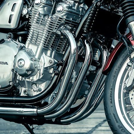 Detailný záber na motor motocykla Honda CB1100EX.