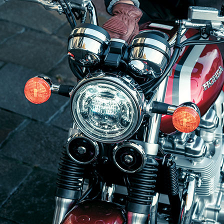 Detailný záber na svetlá motocykla Honda CB1100EX.