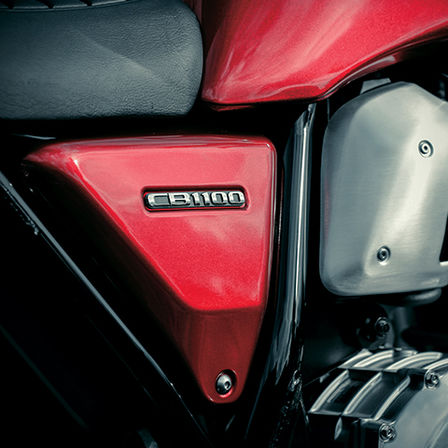 Detail bočného panela motocykla Honda CB1100EX.