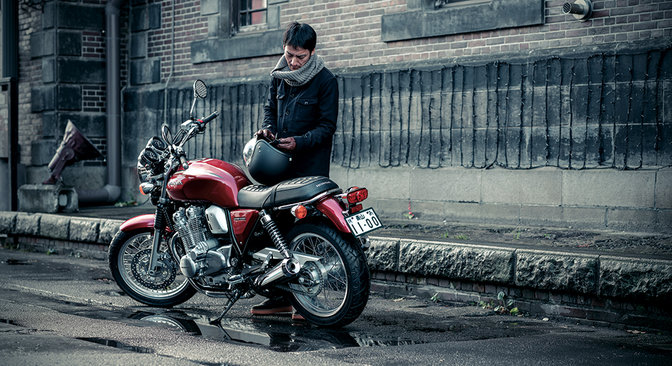 Zadný trojštvrťový záber na motocykel Honda CB1100EX a jazdca.